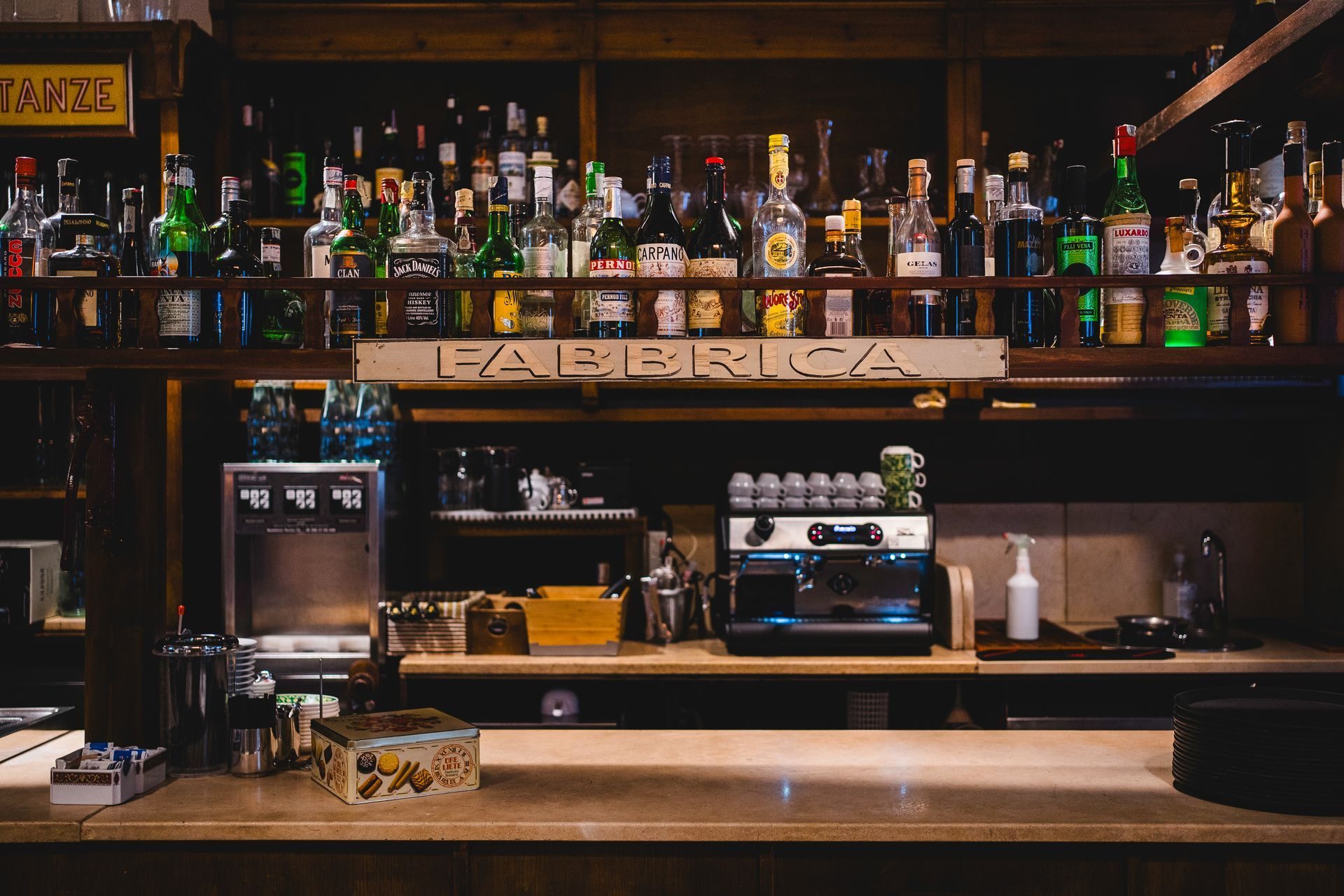 Il bancone bar con le bottiglie
