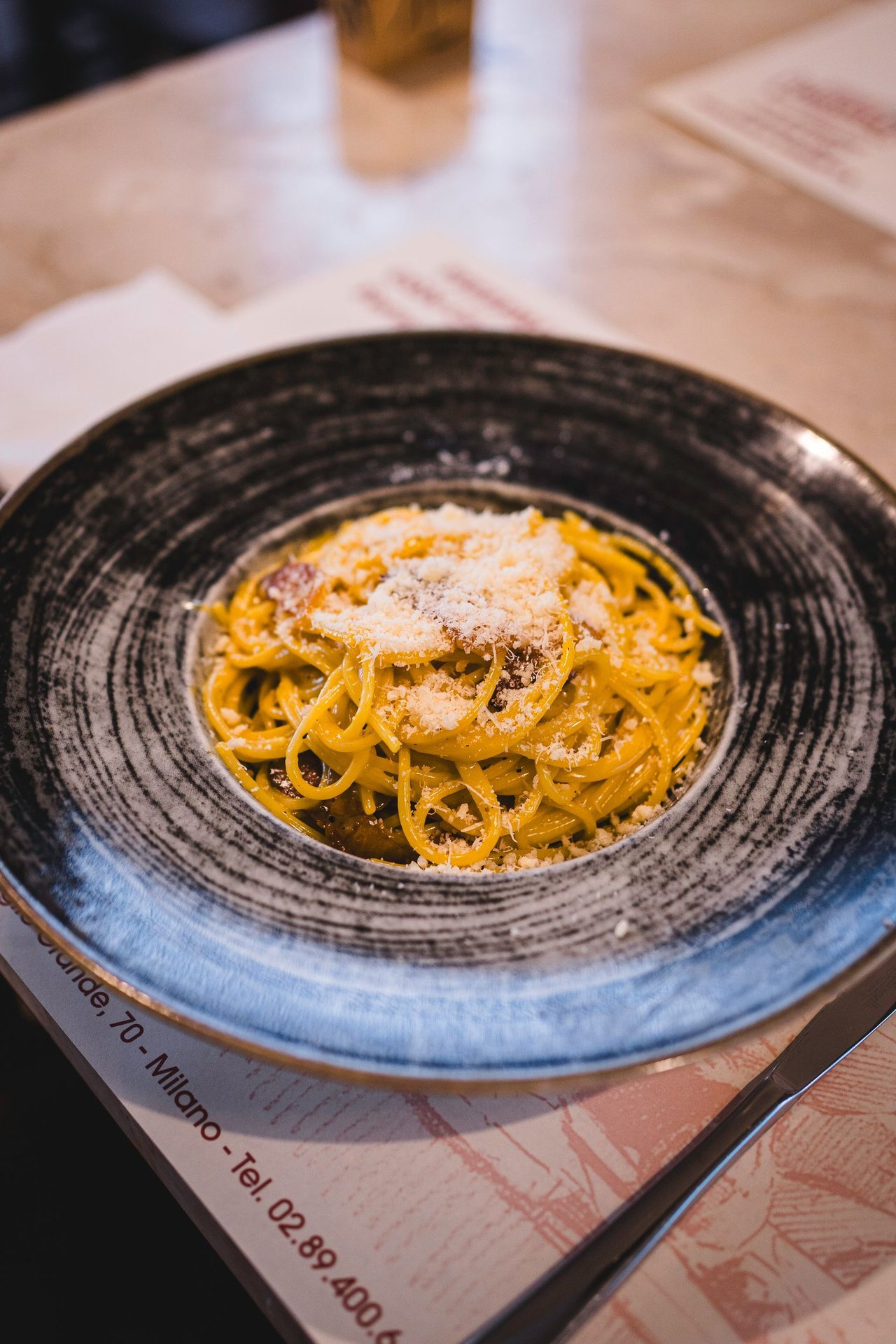 Spaghetti alla carbonara serviti sul piatto nero