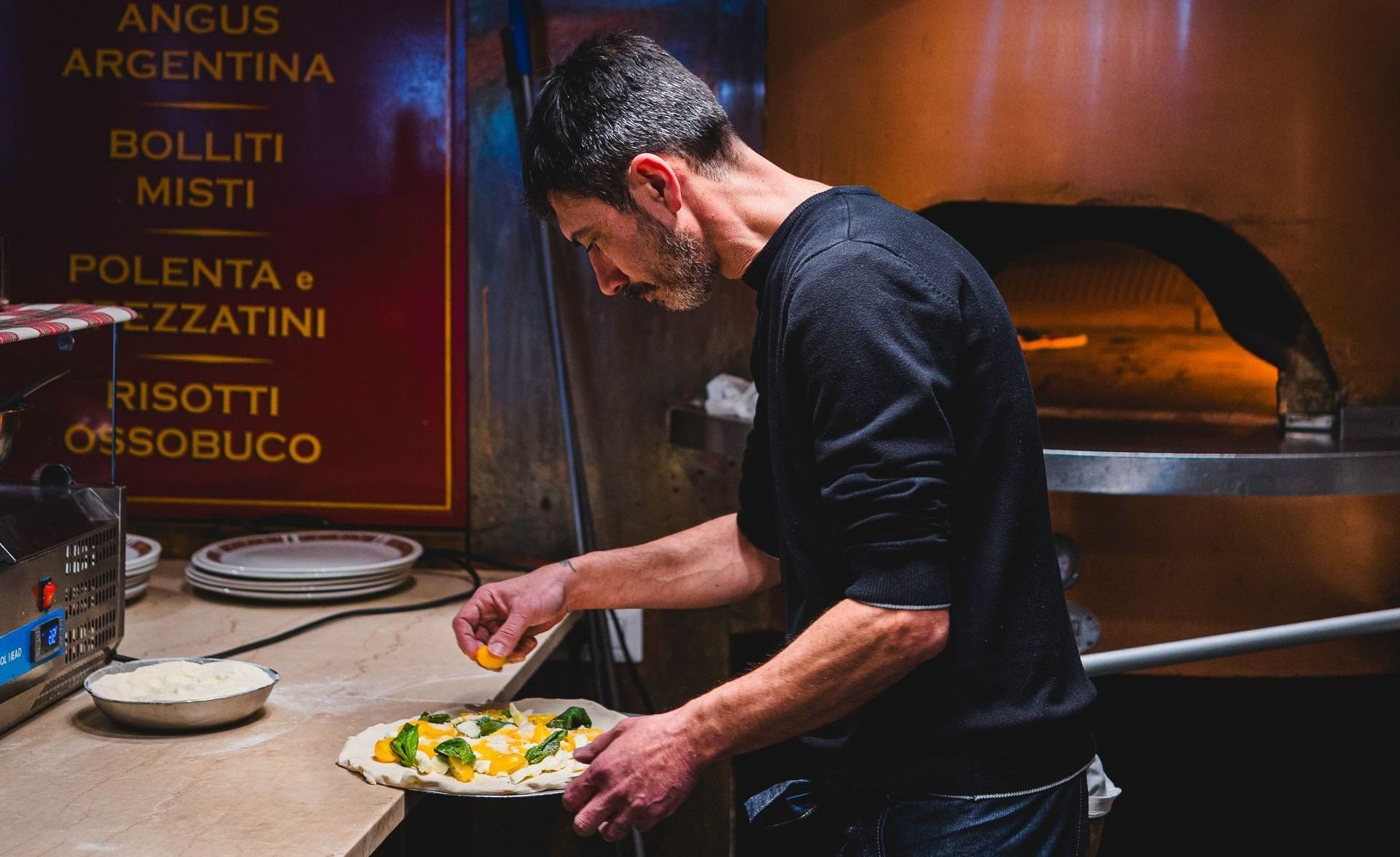 Lo chef al lavoro davanti al forno di Fabbrica