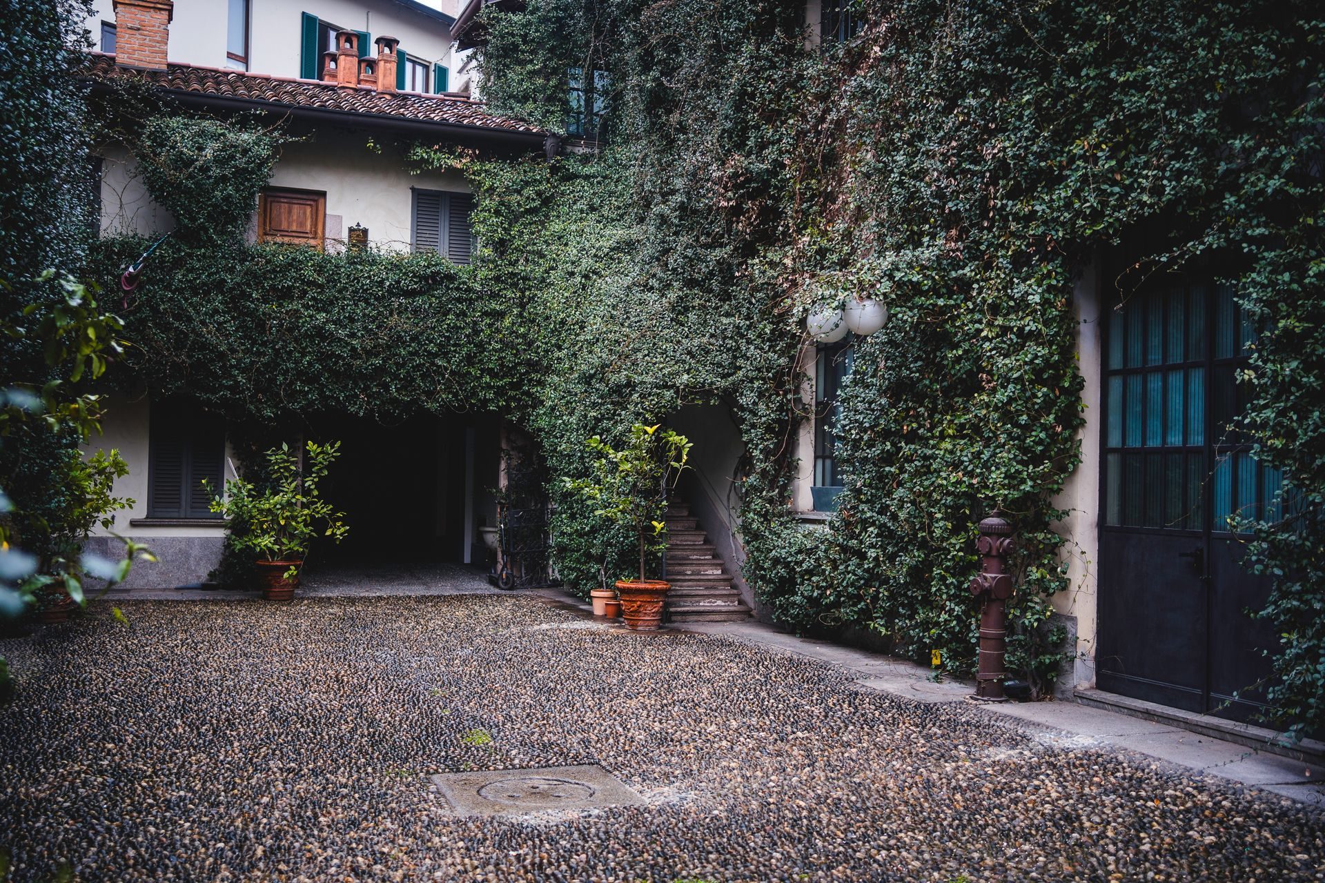 Il cortile esterno di Fabbrica con le piante