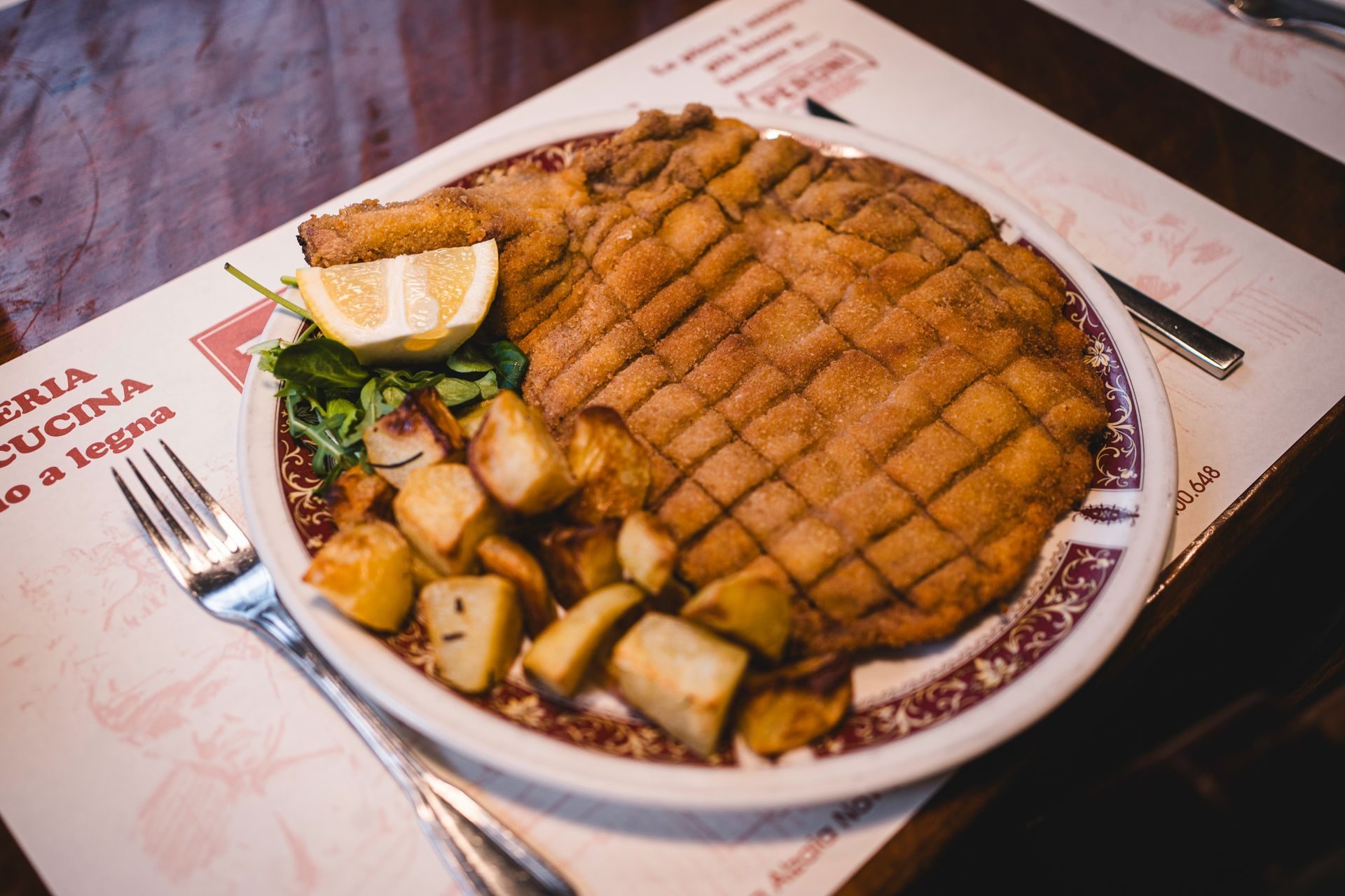 La cotoletta alla milanese di Fabbrica con patate al forno