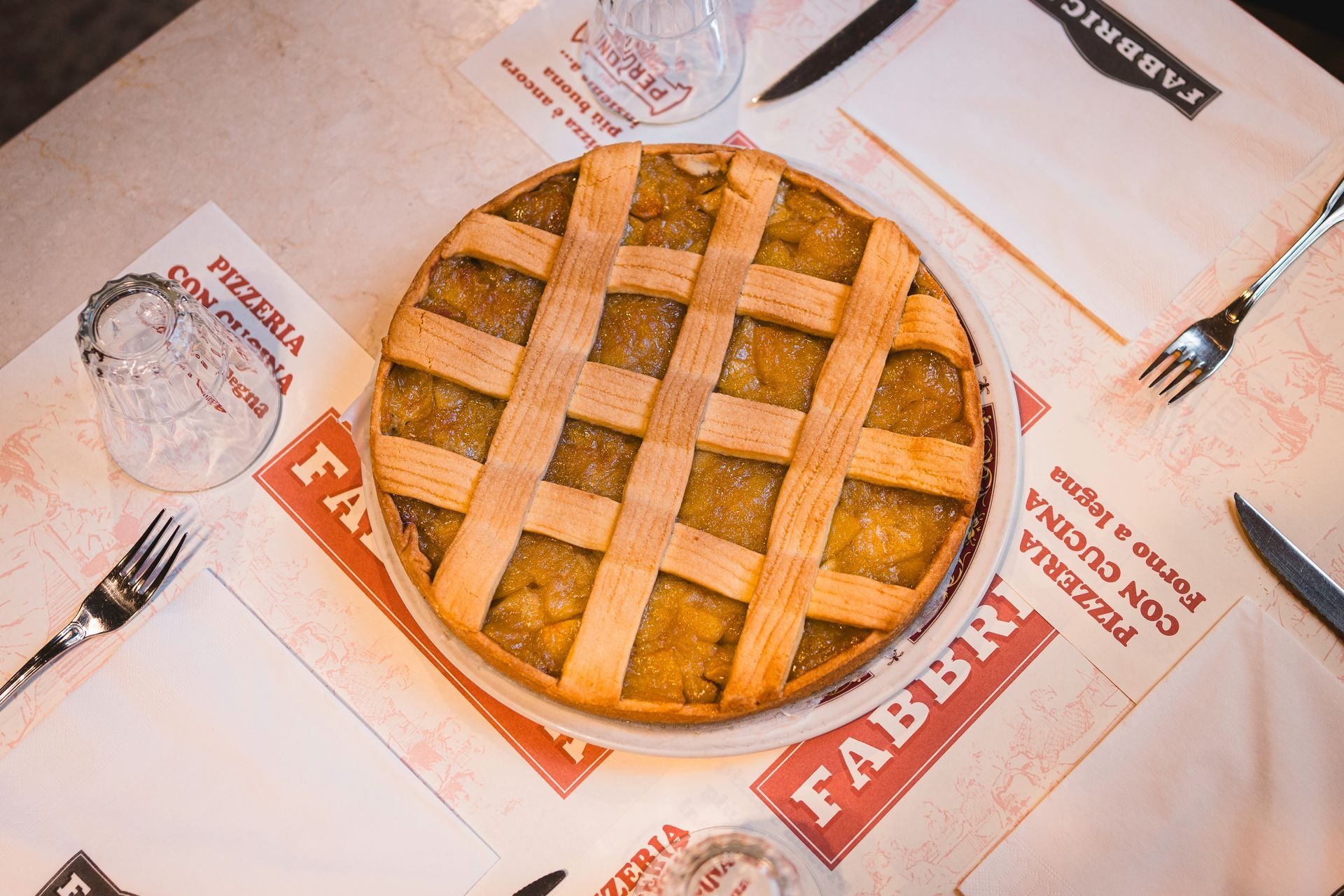 Crostata a lattice sulla tovaglietta rossa di Fabbrica