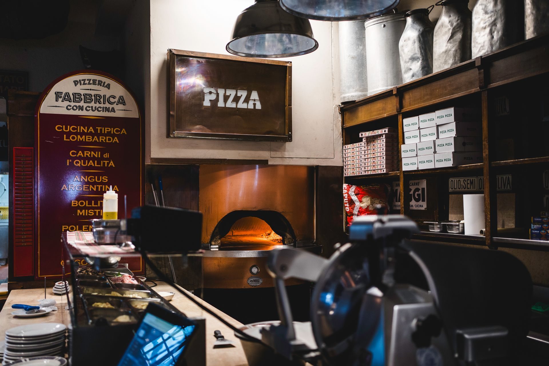 Il dehor esterno di Fabbrica con le sedie gialle