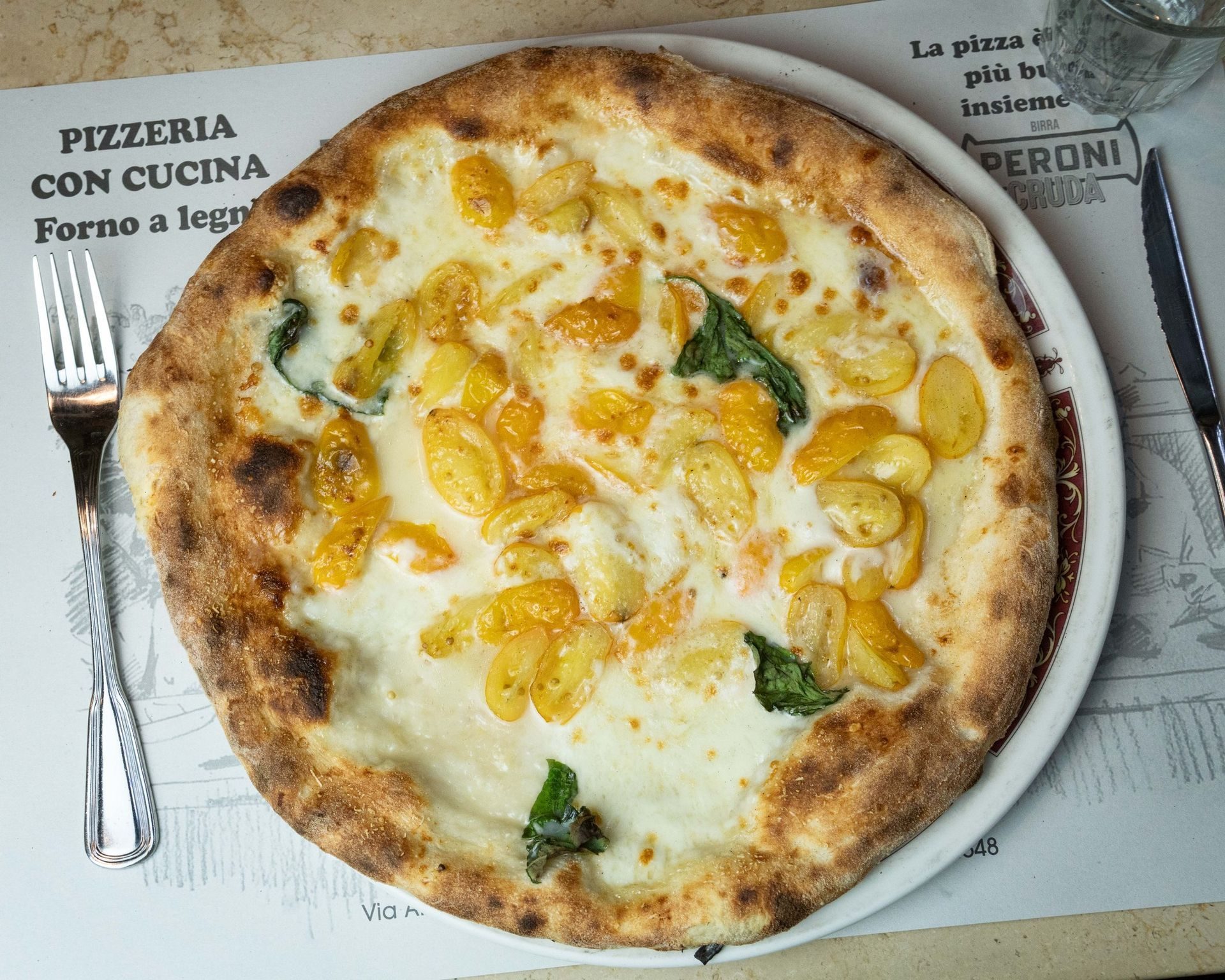 Pizza bianca con patate vista dall'alto