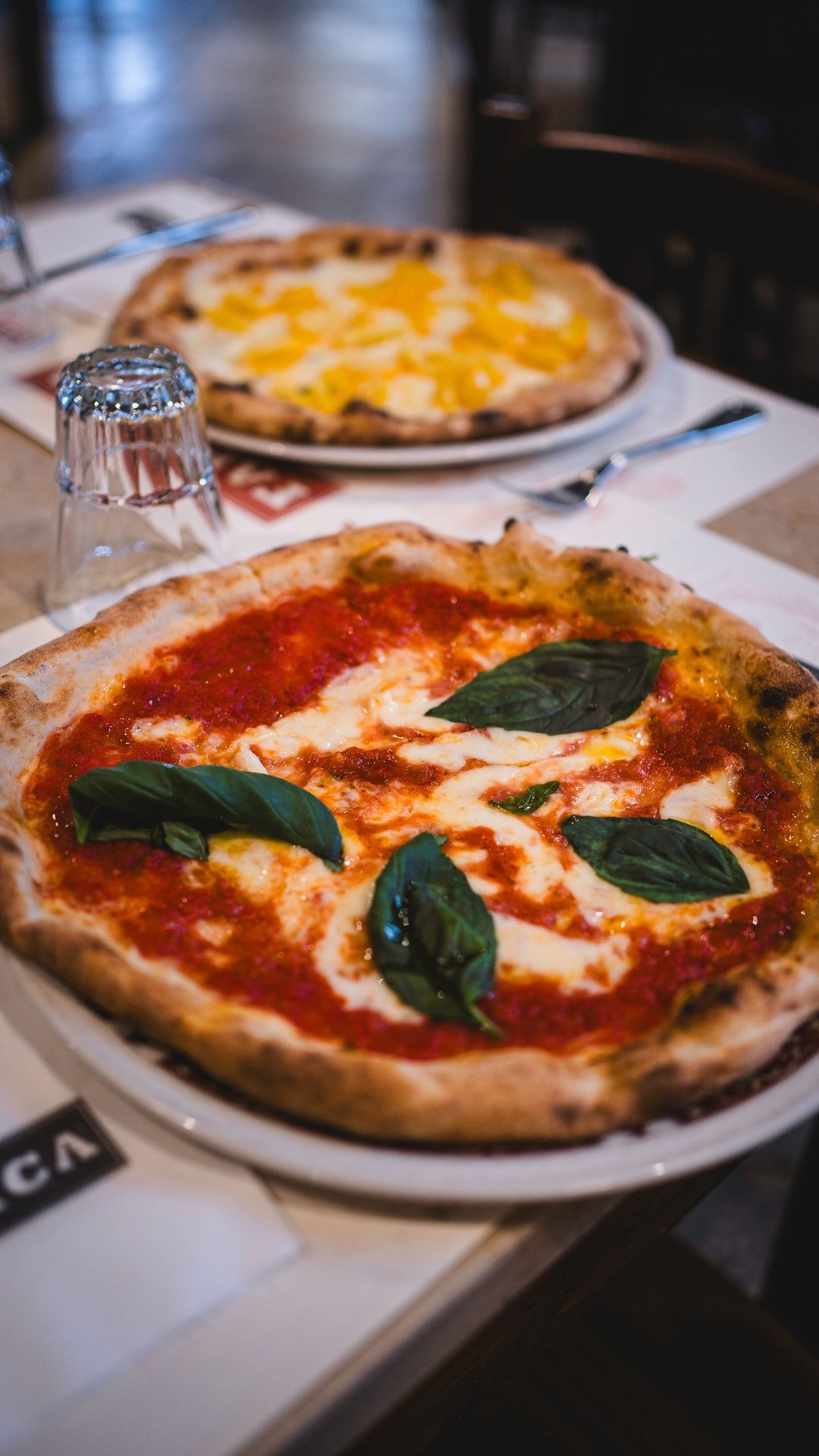 Pizza margherita appena sfornata dal forno a legna