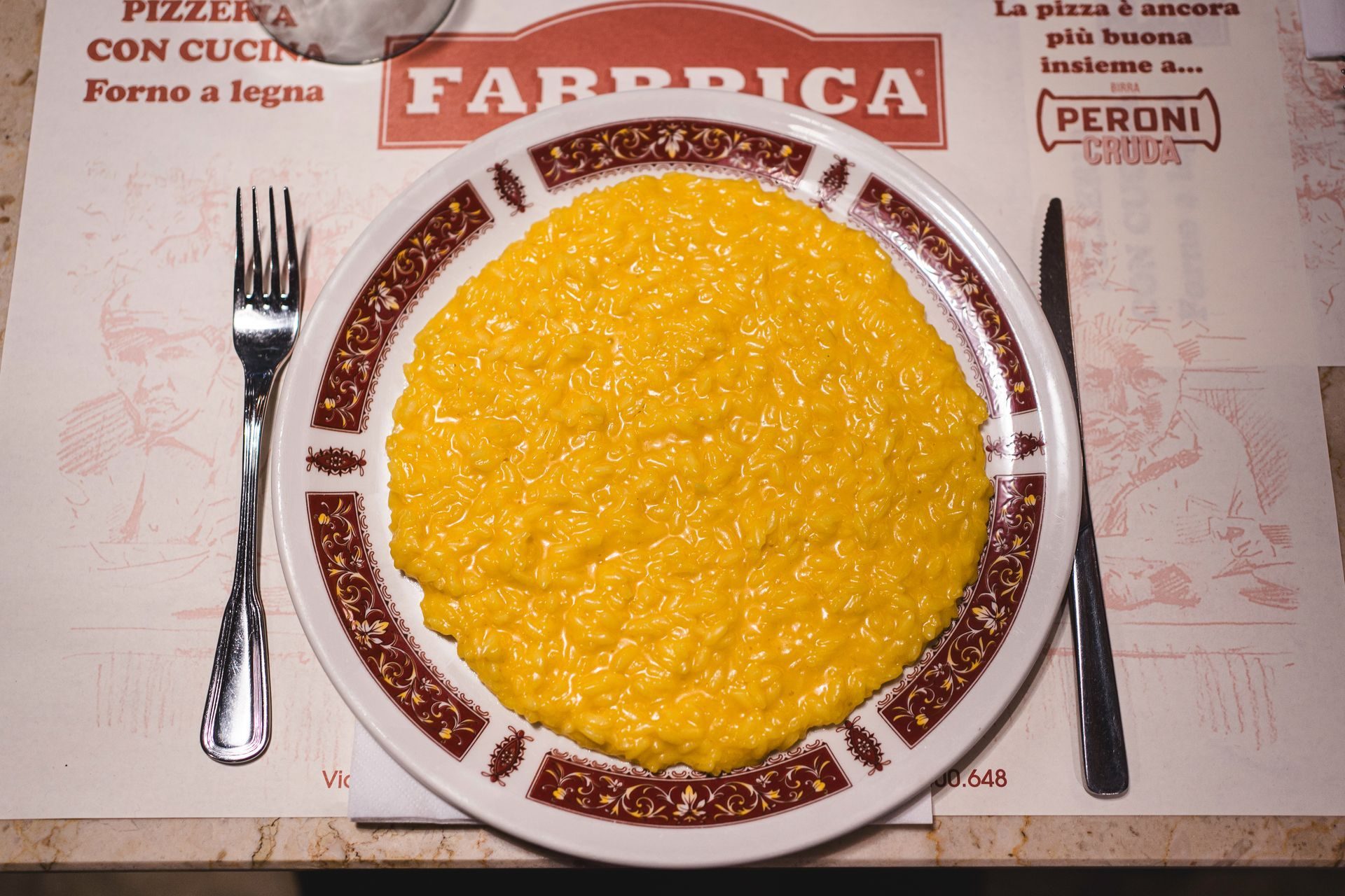 Polenta gialla servita sulla tovaglietta di Fabbrica