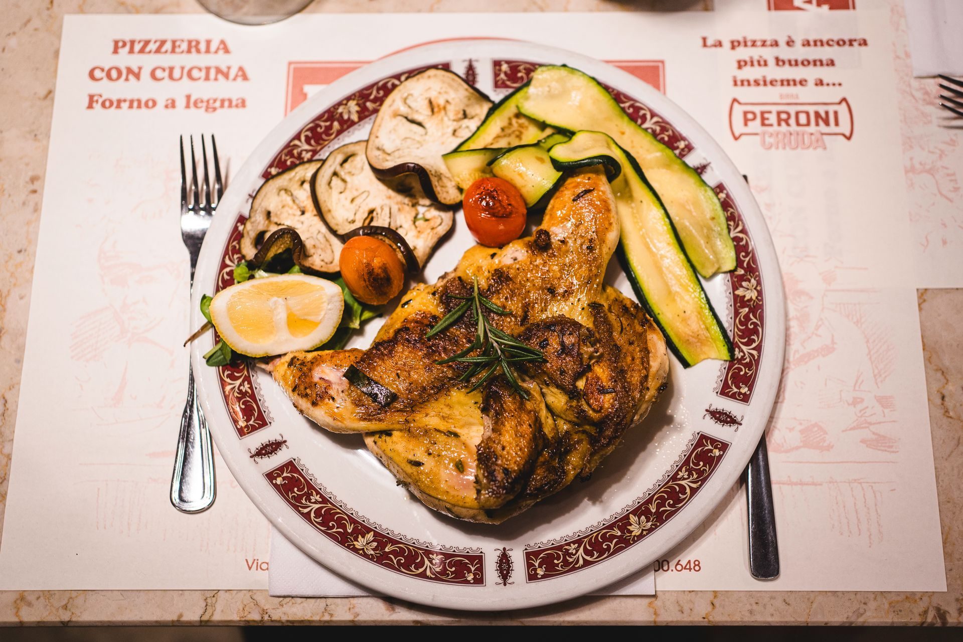 Pollo alla griglia con zucchine e verdure