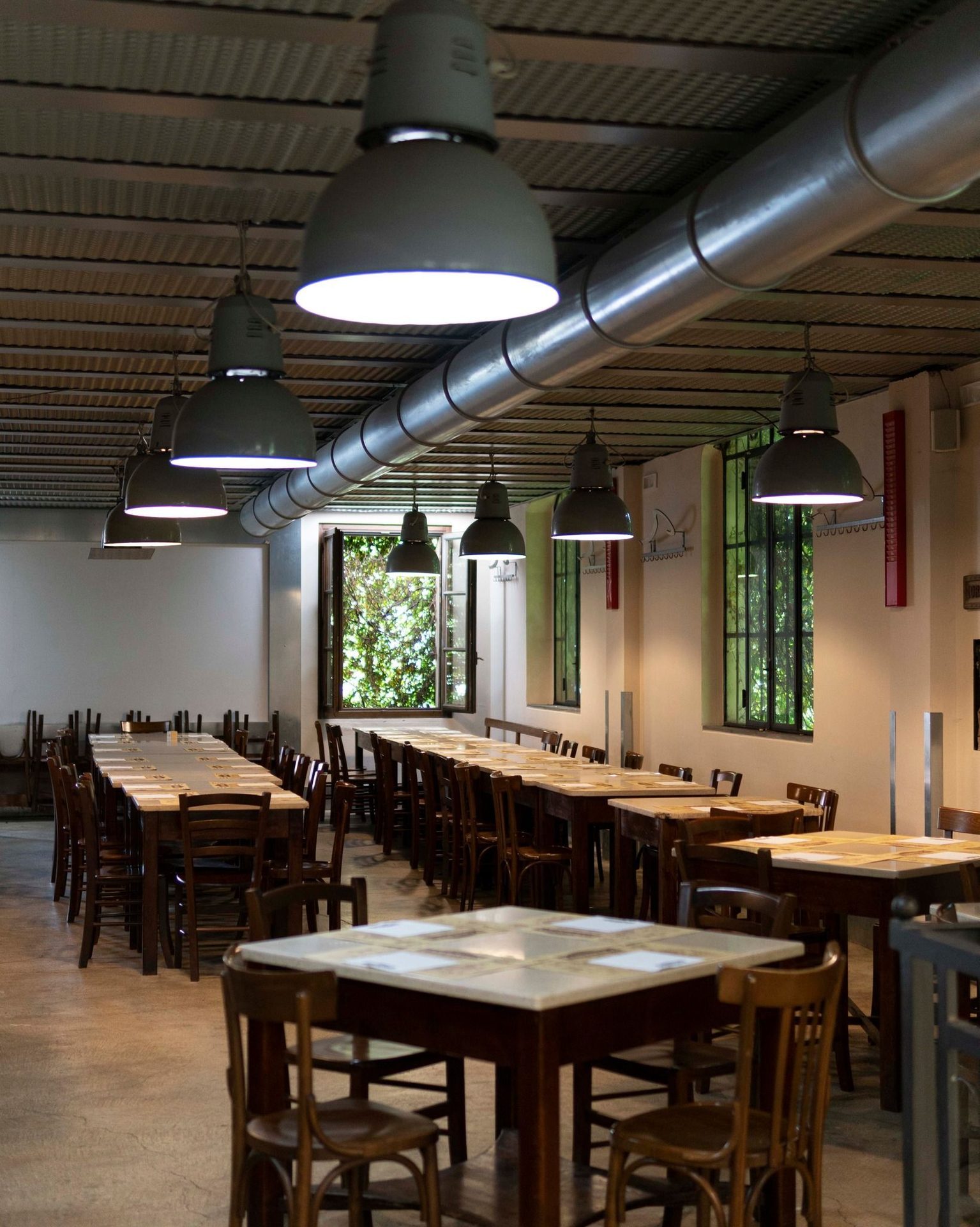 La sala in legno di Fabbrica con i tavoli apparecchiati