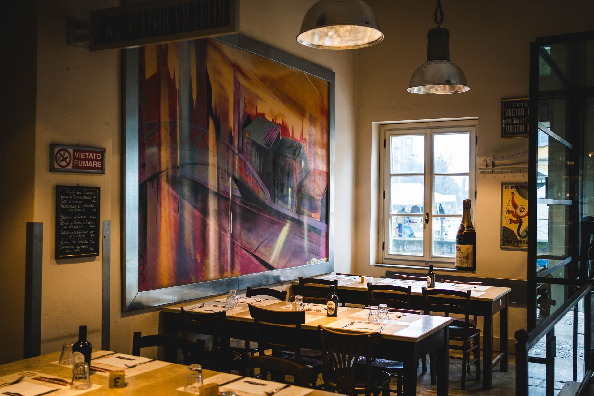 La sala eventi di Fabbrica con il grande quadro