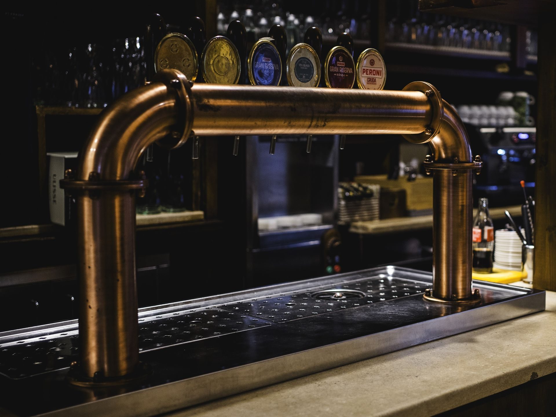 Le spine della birra in ottone del bancone bar